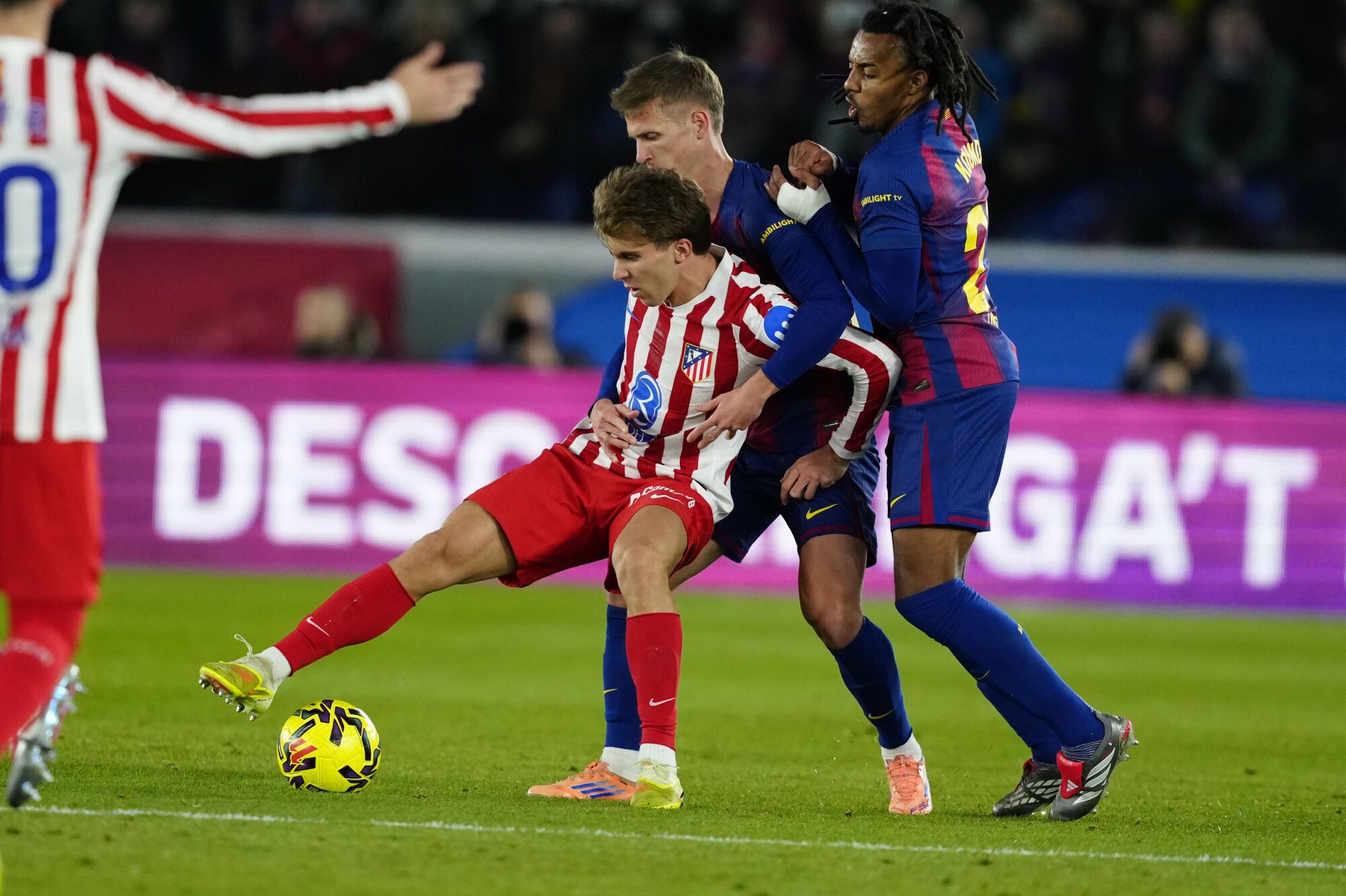 BARCELONA, 02/12/2025.- El centrocampista del Atlético de Madrid Pablo Barrios (i) pelea un balón con los jugadores del Barcelona Dani Olmo (c) y Jules Koundé durante el partido adelantado de la jornada 19 de Liga disputado en el Camp Nou de Barcelona. EFE/Alejandro Garcia