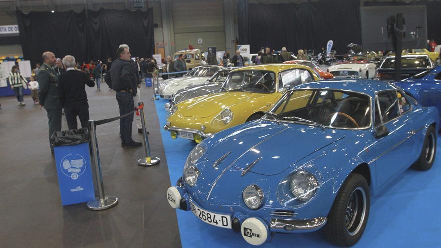 Pasarela de bellezas clásicas... y rodantes: del mítico Alpine al primer Mercedes Benz