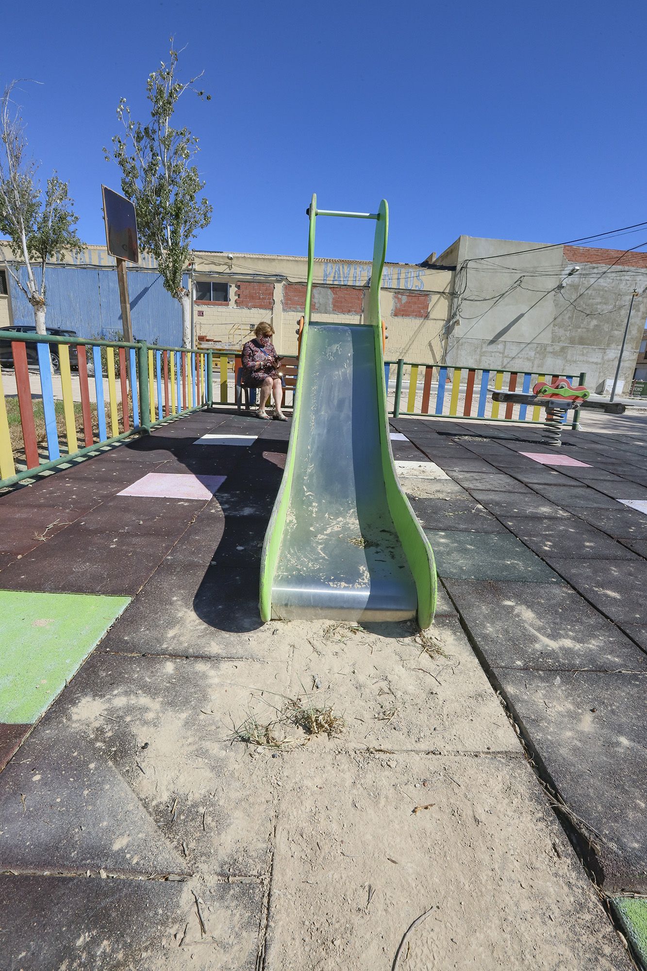 El abandono del parque infantil de El Escorratel (Orihuela)