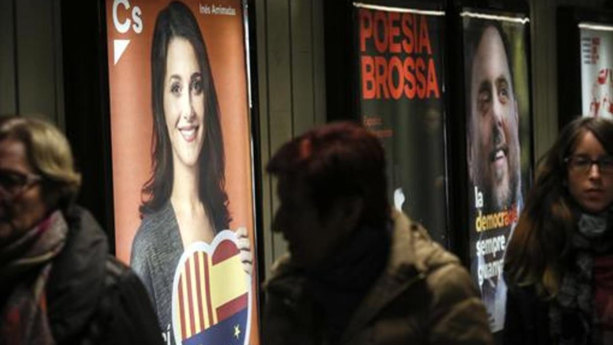 Carteles electorales en el pasillodel metro de la plaza de Catalunya.