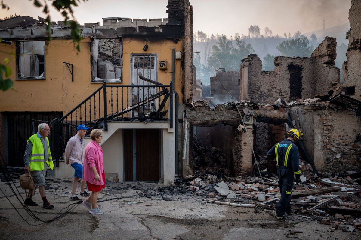 Incendio forestal en A Veiga de Cascallá, en Rubiá (Ourense)