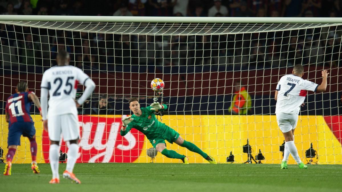 Mbappé anota el penalti ante Ter Stegen que le daba el 1-3 al PSG sobre el Barça en Montjuïc.