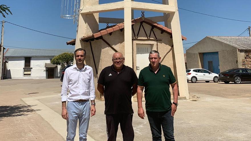 Visita al depósito de Santa Eufemia del diputado de Obras Municipales Faúndez junto con el alcalde del pueblo Antonio Calvo Fidalgo