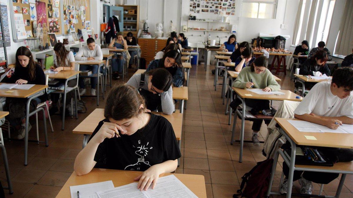 Alumnos de Secundaria durante un examen en el instituto.
