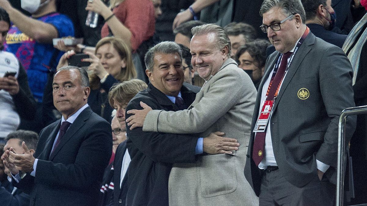 Joan Laporta saluda a los directivos del Eintracht en el palco, durante el partido de vuelta de los cuartos de final de la Europa League entre el FC Barcelona y el Eintracht de Frankfurt