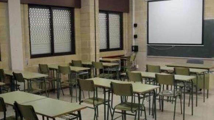 Aula sin alumnado en un instituto gallego. // R. Vázquez