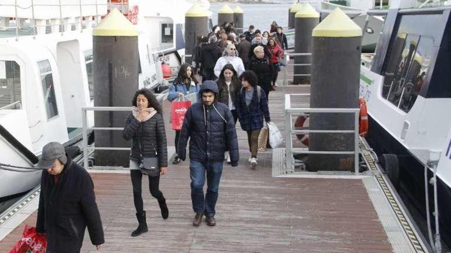 Usuarios del transporte marítimo saliendo del barco en Cangas. // G.N.