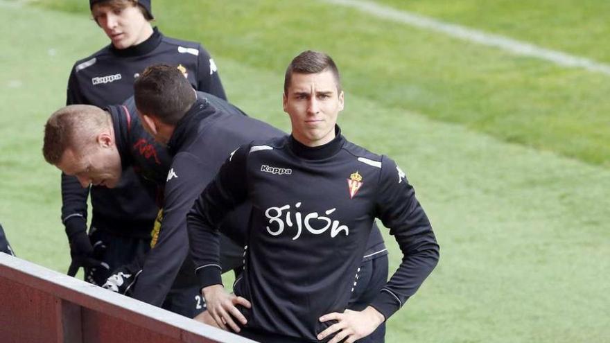 Vranjes, ayer, durante el entrenamiento del Sporting en El Molinón, junto a Halilovic, Alberto y Sanabria.