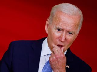 Biden obliga a los funcionarios y presiona a las empresas a vacunarse