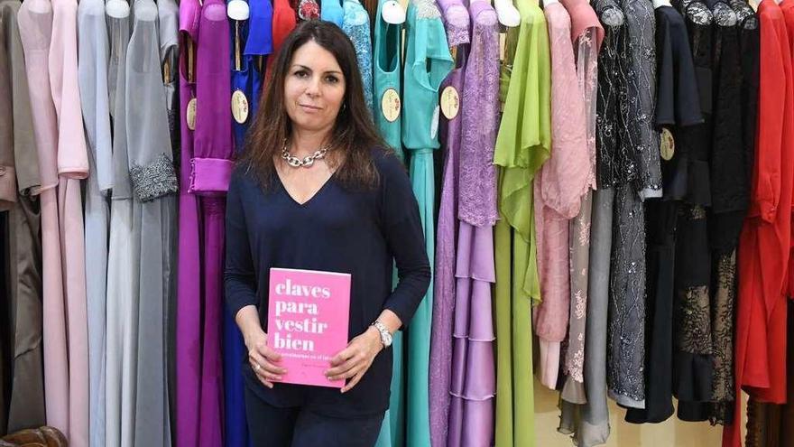 Begoña Peñamaría posa con su libro en su taller.