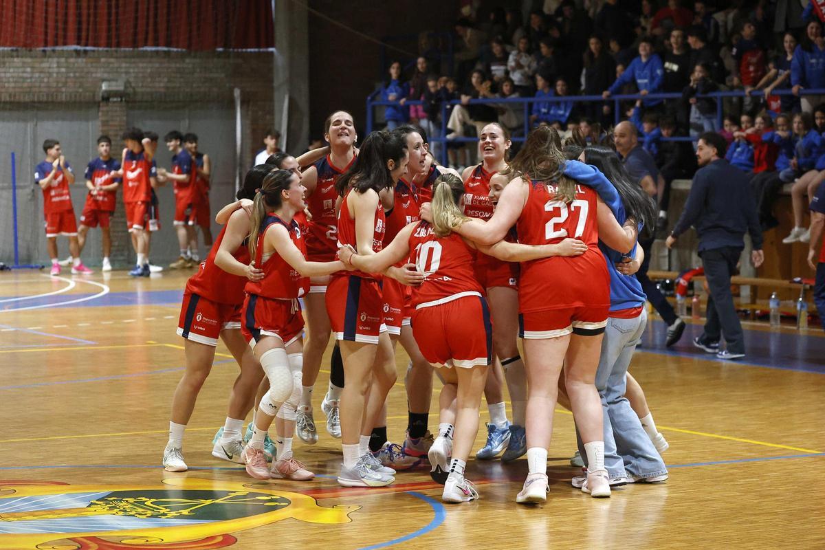 Las jugadoras de Maristas se abrazan tras sellar la primera plaza del Grupo B de la Liga Femenina 2.