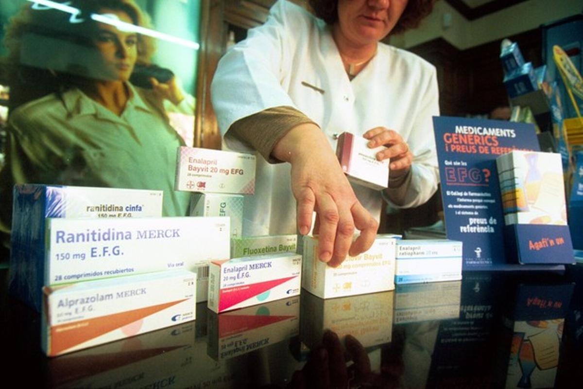 Una farmacèutica mostra medicaments genèrics.