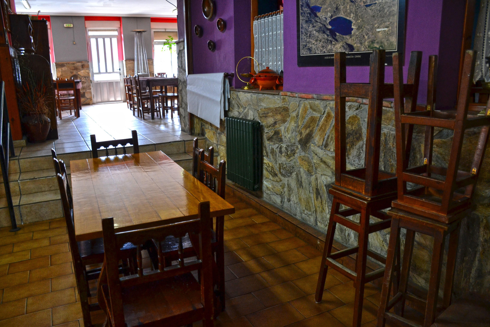 Entrada al comedor y a la zona del chigre en el Mesón de Muñera, en Laviana.