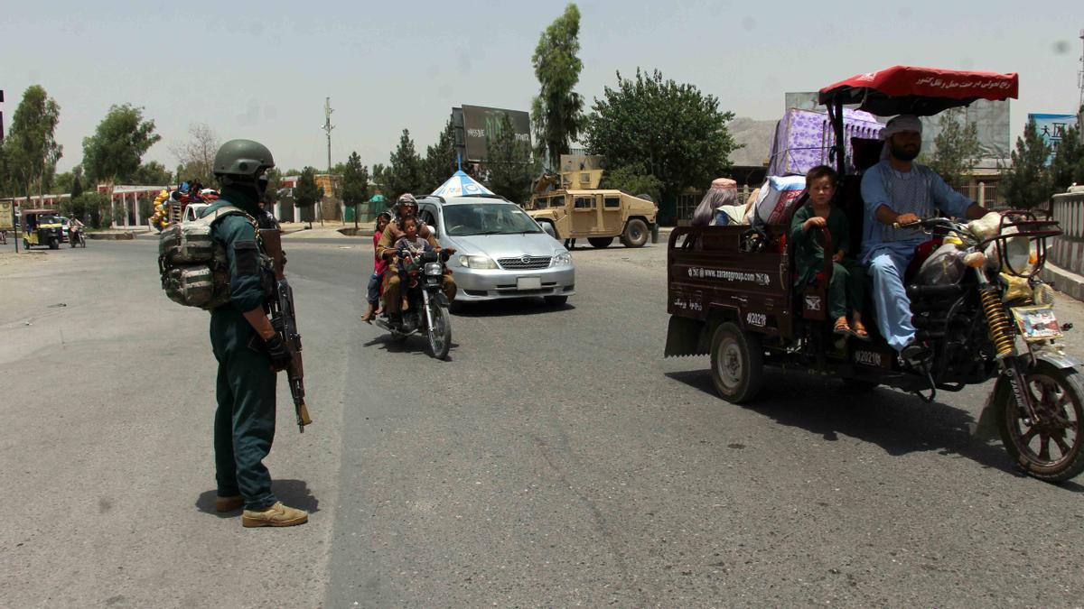 Control de carretera de la fuerzas afganas en Kandahar.