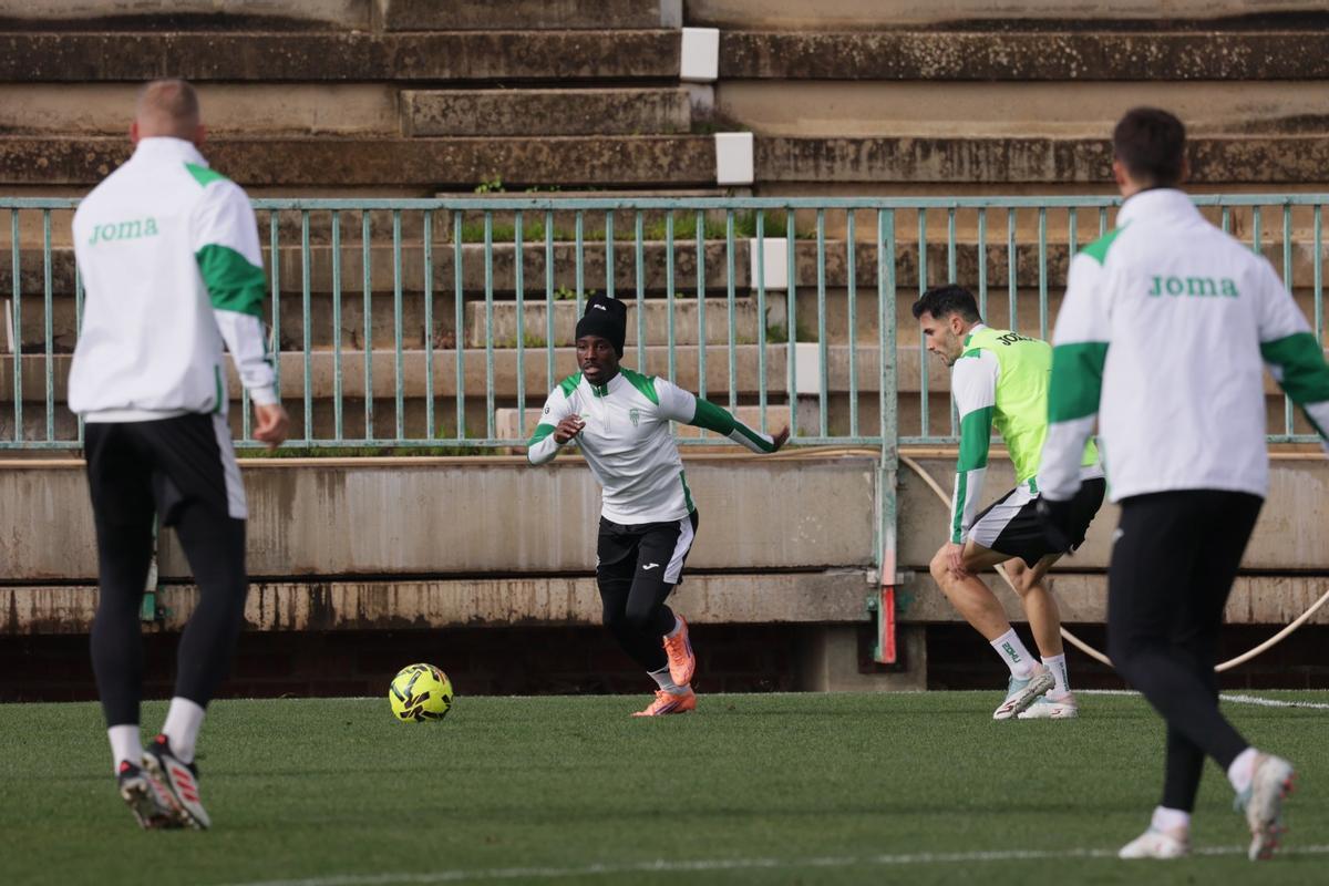 Adilson Mendes conduce el esférico durante un lance de un entrenamiento de esta semana.