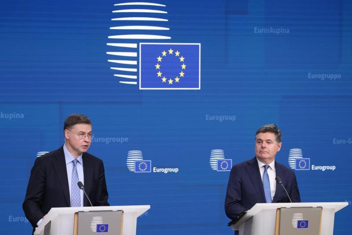 El comisario de Economía, Valdis Dombrovskis, y el presidente del Eurogrupo, Paschal Donohoe, durante la rueda de prensa.