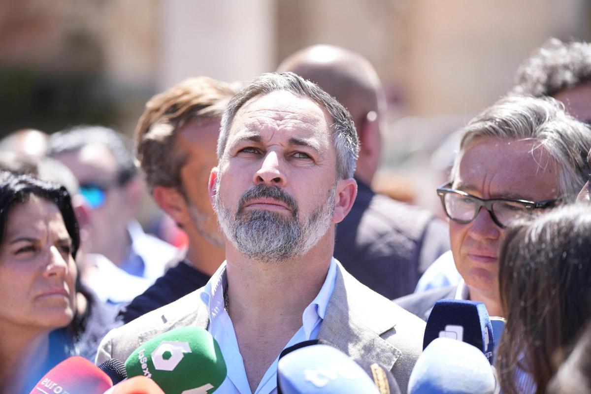 El presidente de Vox, Santiago Abascal, atiende a los medios de comunicación en Andújar.