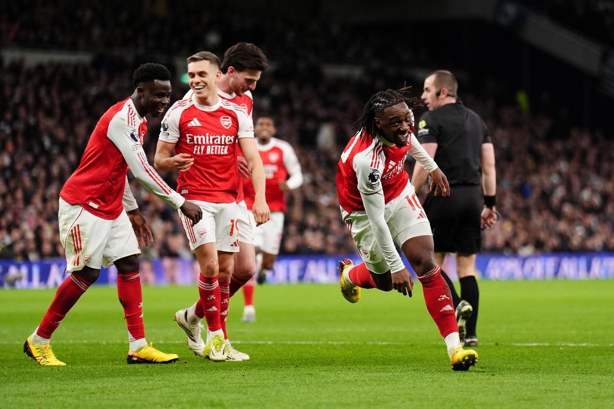 Eberechi Eze celebra con sus compañeros del Arsenal su gol ante el Tottenham