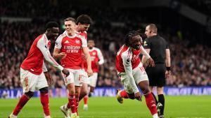 Eberechi Eze celebra con sus compañeros del Arsenal su gol ante el Tottenham