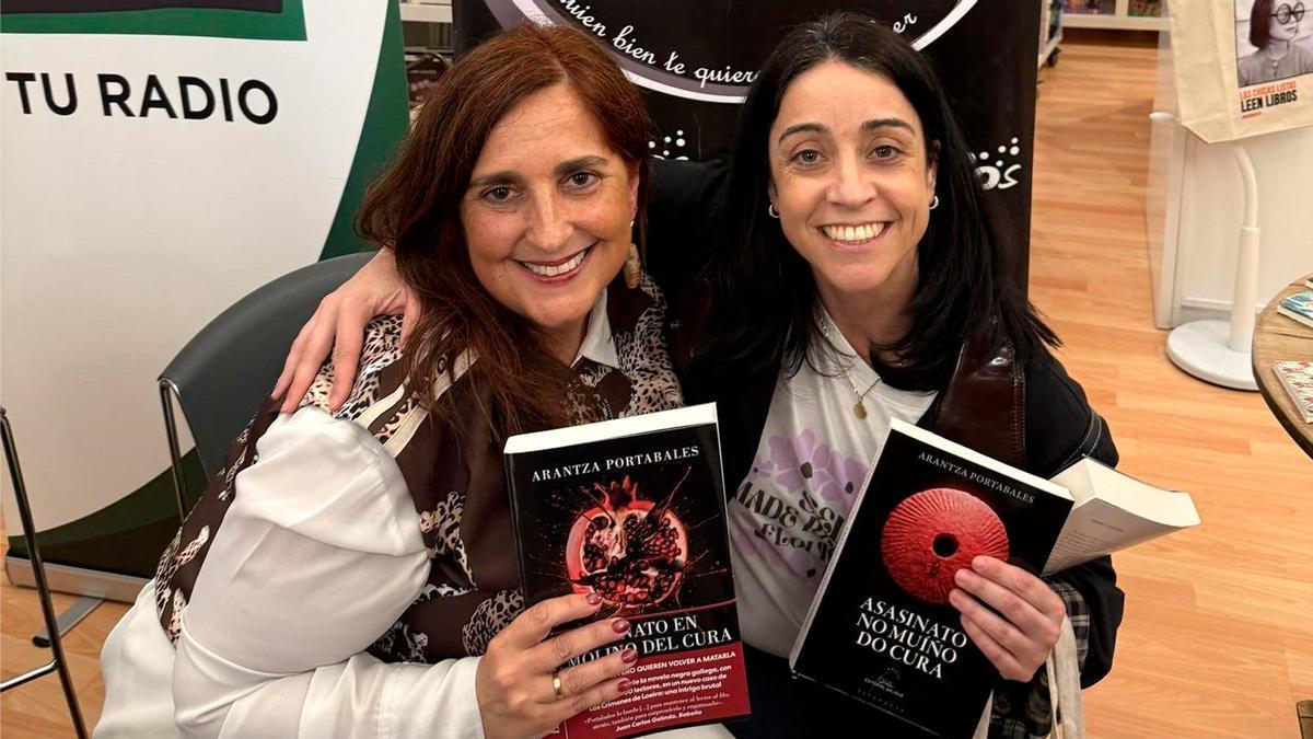 Arantza Portabales y Mercedes Solla, el día en que se conocieron personalmente en la librería Cronopios de Pontevedra, durante la presentación de la novela.