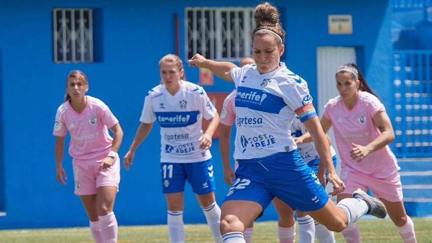 Patri Gavira, lanzando el penalti. | | UD TENERIFE