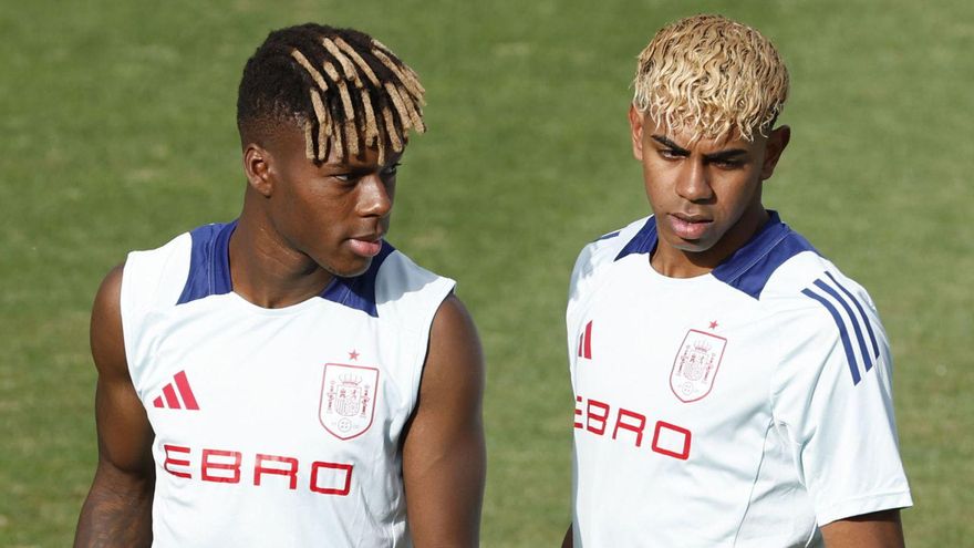 Nico Williams, al costat de Lamine Yamal en un entrenament de la selecció espanyola. | JUAN CARLOS HIDALGO / EFE