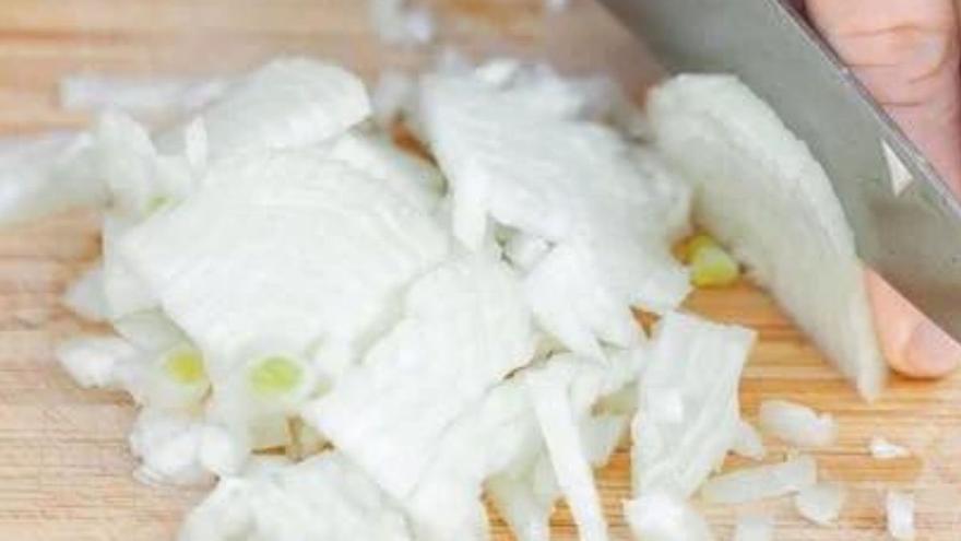 El sorprendente truco viral para dejar de llorar al cortar cebolla
