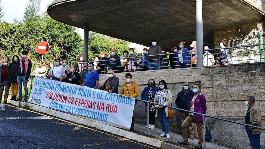 Personas que participaron ayer en la concentración de A Voz da Sanidade ante el centro de salud de Cangas.