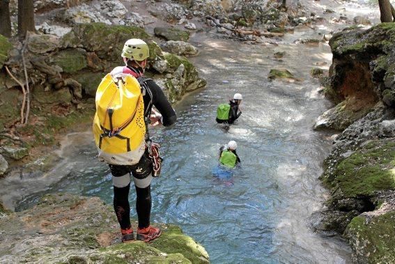 Die Quelle Es Salt des Freu bei Orient:  Es ist, als wenn das Wasser alles aufsaugt und mit sich reißt. Man möchte ihm folgen und verweilt doch immer wieder, um Fels, Steine, Verästelungen zu betracht