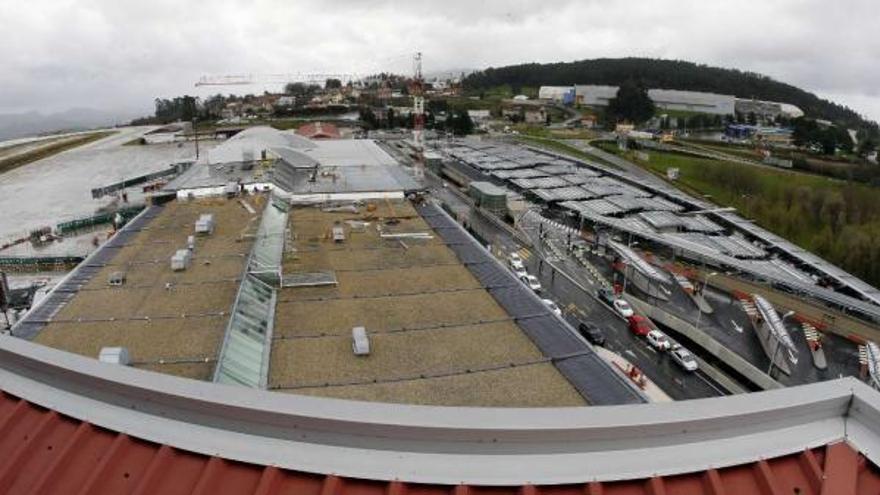 Vista desde la torre de control, con la cubierta aún sin reformar en primer plano, el tramo medio en obras y el ala de salidas al fondo.  // M. G. Brea