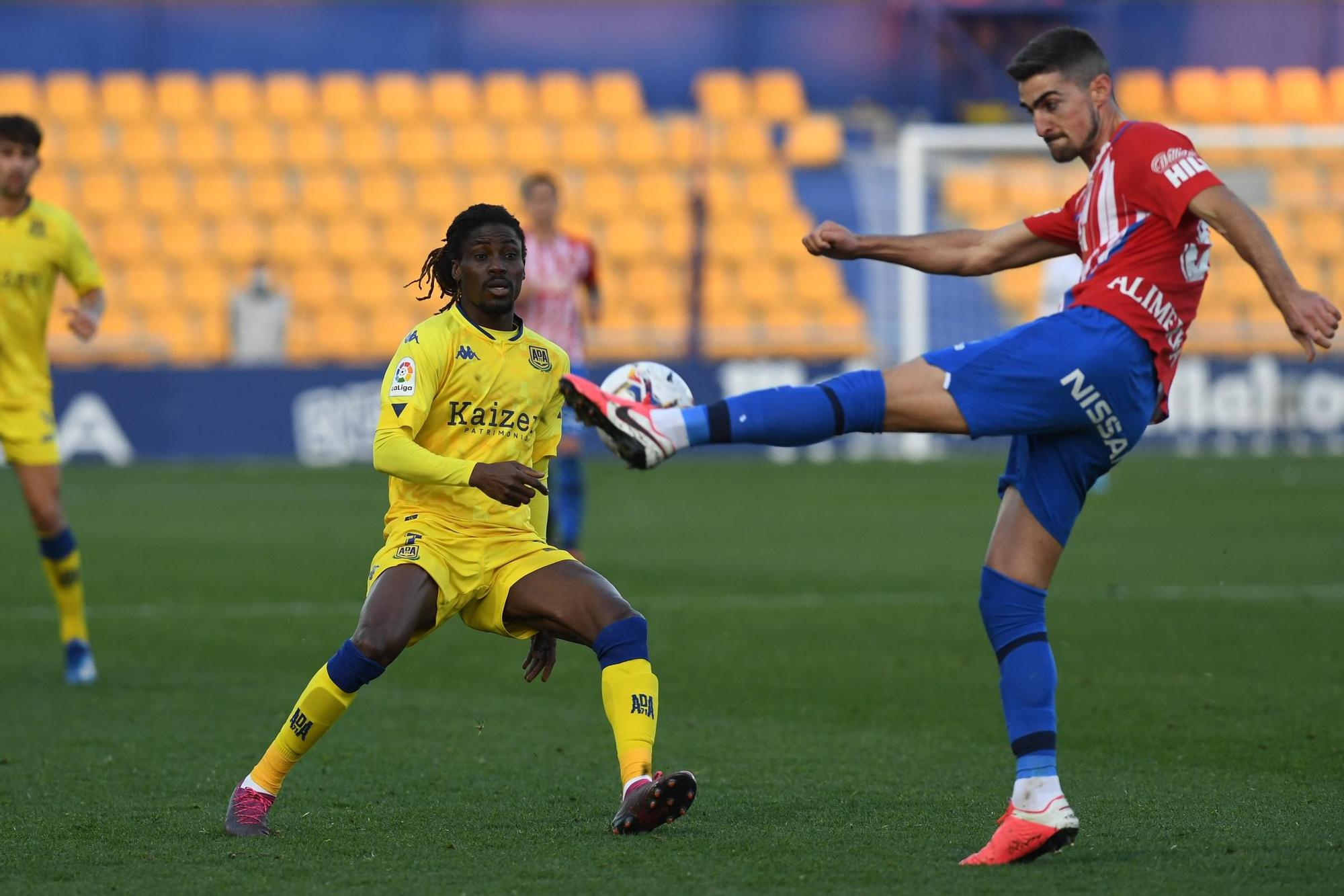 El partido entre el Alcorcón y el Sporting, en imágenes