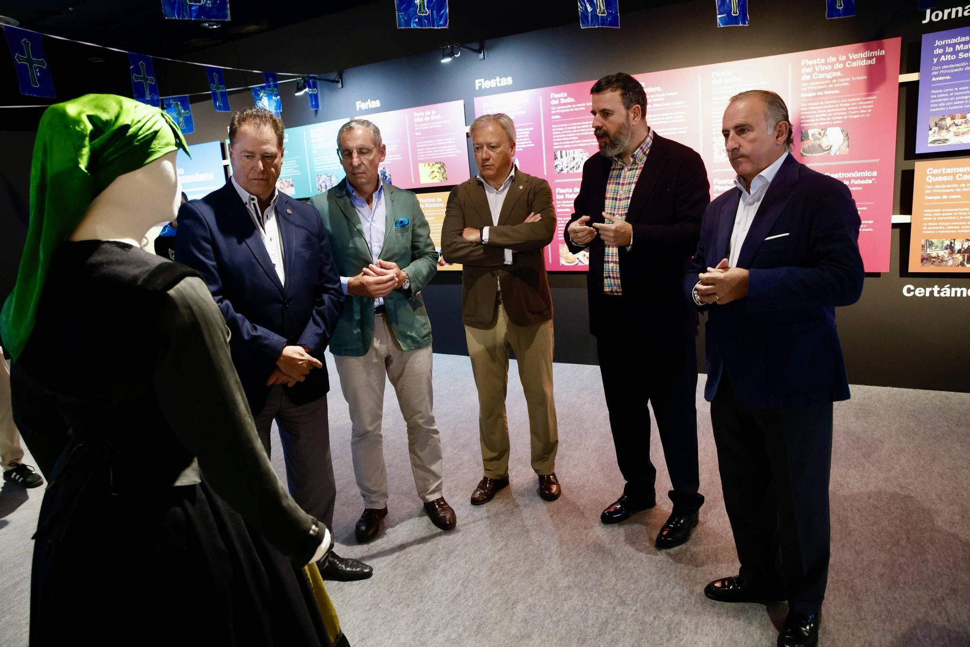 El Sabadell centra su pabellón de la Feria de Muestras de Asturias A en la folixa, &quot;la cultura más arraigada&quot; (en imágenes)