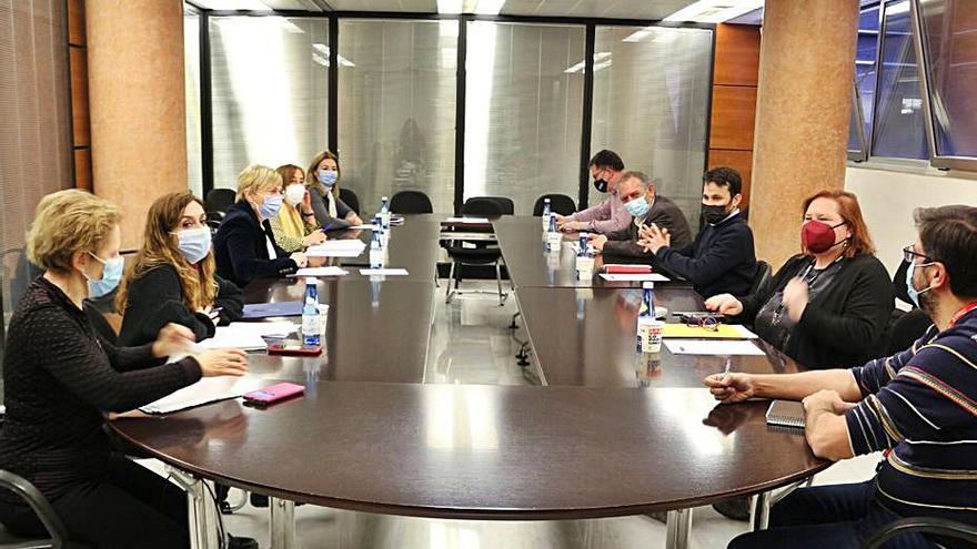 Barceló y Marzà, en el centro, junto a otros cargos, ayer. | LEVANTE-EMV