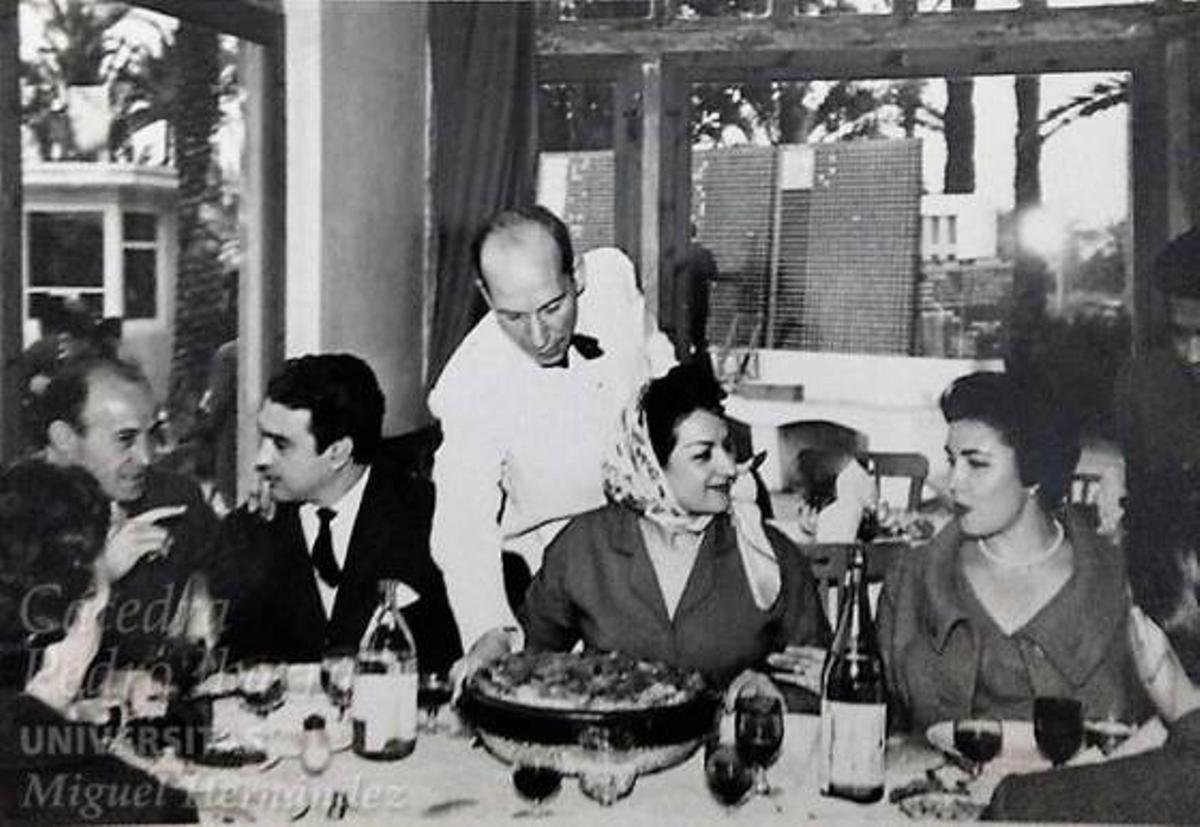 Lola Flores, José Esquitino y Cesar Rodríguez, con sus respectivas parejas, comiendo un arroz con costra en los años 60.