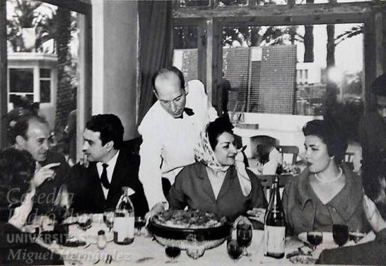 Lola Flores, José Esquitino y Cesar Rodríguez, con sus respectivas parejas, comiendo un arroz con costra en los años 60.