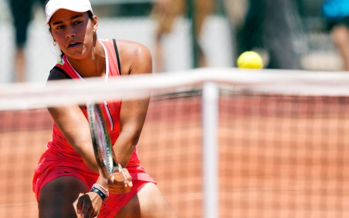 Bouzas está mostrando un alto nivel sobre la tierra batida de la capital checa. |  // FDV