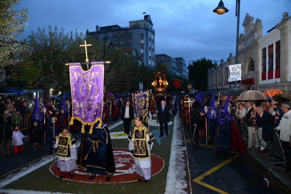 Recreacion de la Semana Santa de Cangas para el encuentro de cofradias que tuvo que ser acortado por las lluvias