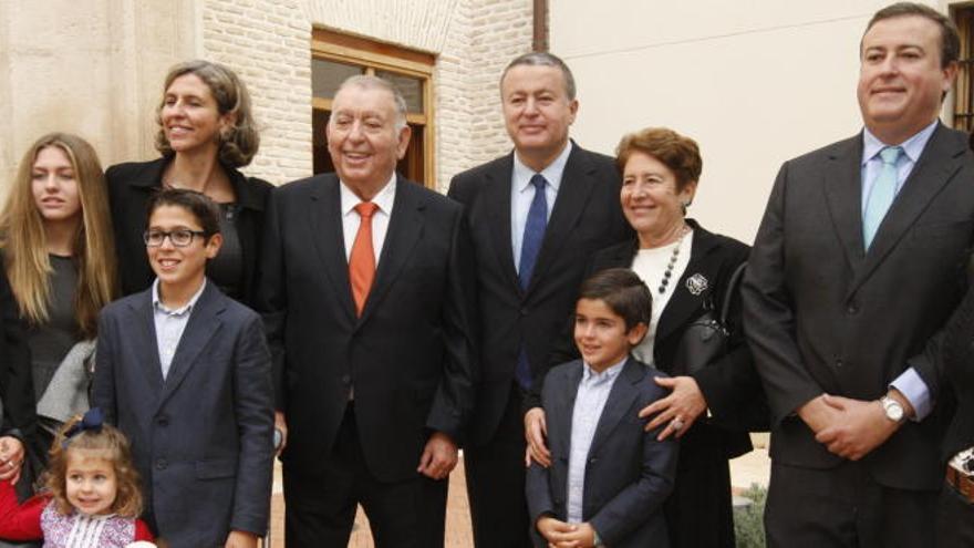 El consejero, arropado por su familia durante el acto celebrado hoy en Murcia.