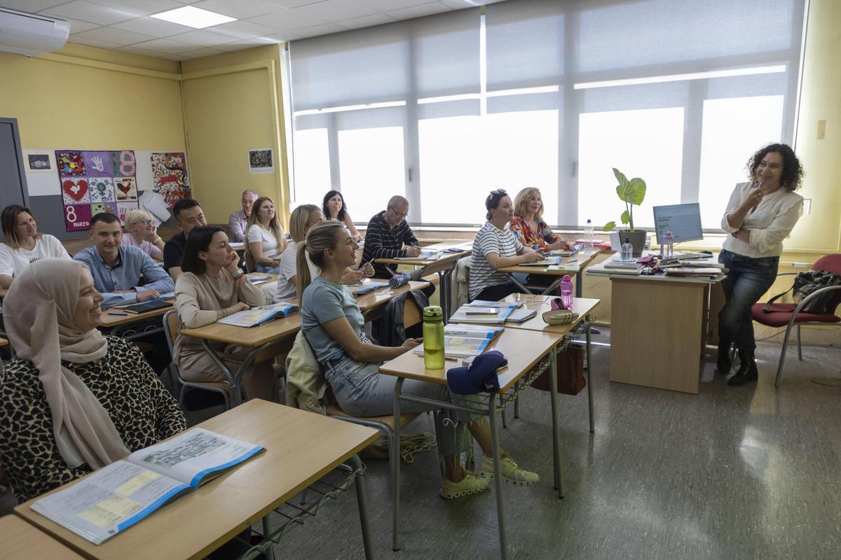 Extranjeros que estudian español en las EOI y que quieren denuncian que los recortes de conselleria los dejarán sin profesores.
