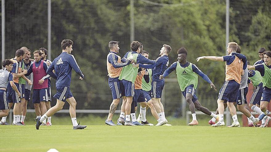 Los jugadores del Oviedo, ayer, durante un ejercicio.