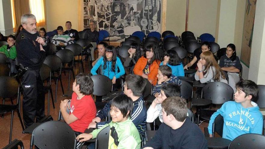 Una charla de la Policía Nacional en un instituto de Mieres.