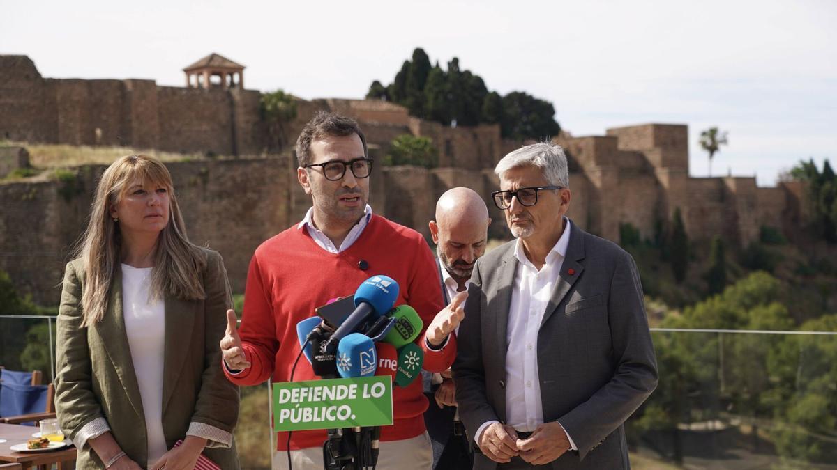 El vicepresidente primero del Gobierno y ministro de Economía, Comercio y Empresa, Carlos Cuerpo, y el secretario general del PSOE de Málaga y candidato al Parlamento andaluz, Josele Aguilar, atienden a los medios tras reunirse con mujeres empresarias malagueñas