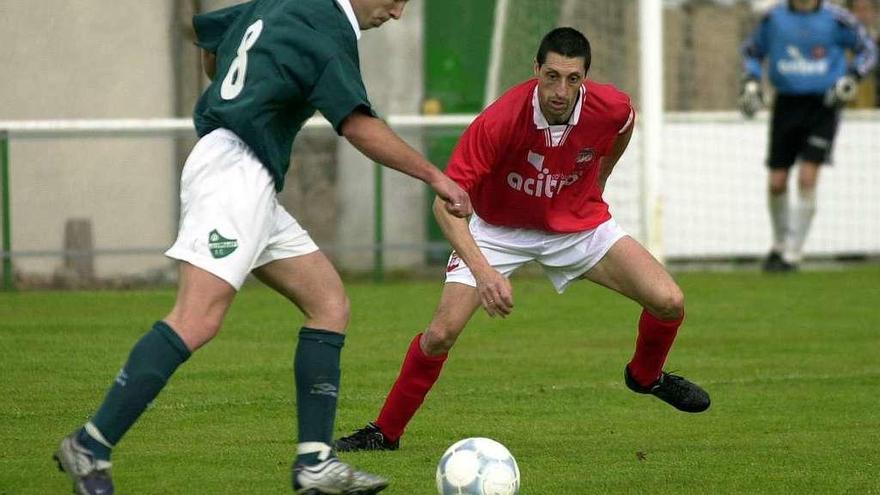 El jugador rojilllo Manoliño, en una imagen de archivo del año 2003 perteneciente a un partido entre el Coruxo y el Estradense disputado en el campo del O Vao. // Miguel Núñez