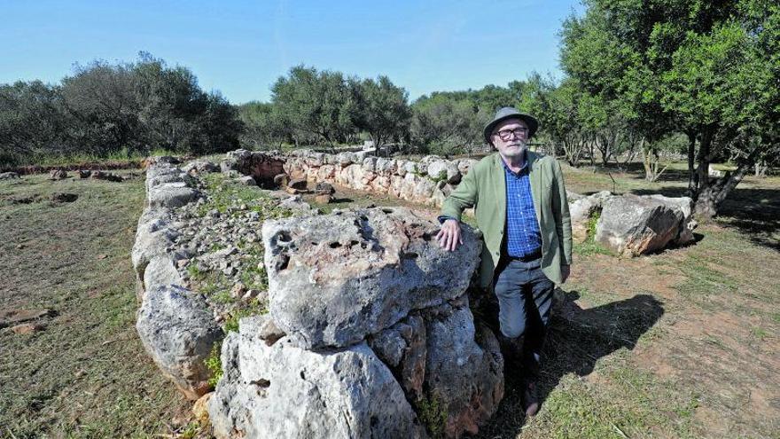 Eudald Carbonell, en el yacimiento Els Clossos de Can Gaià,en Felanitx. 