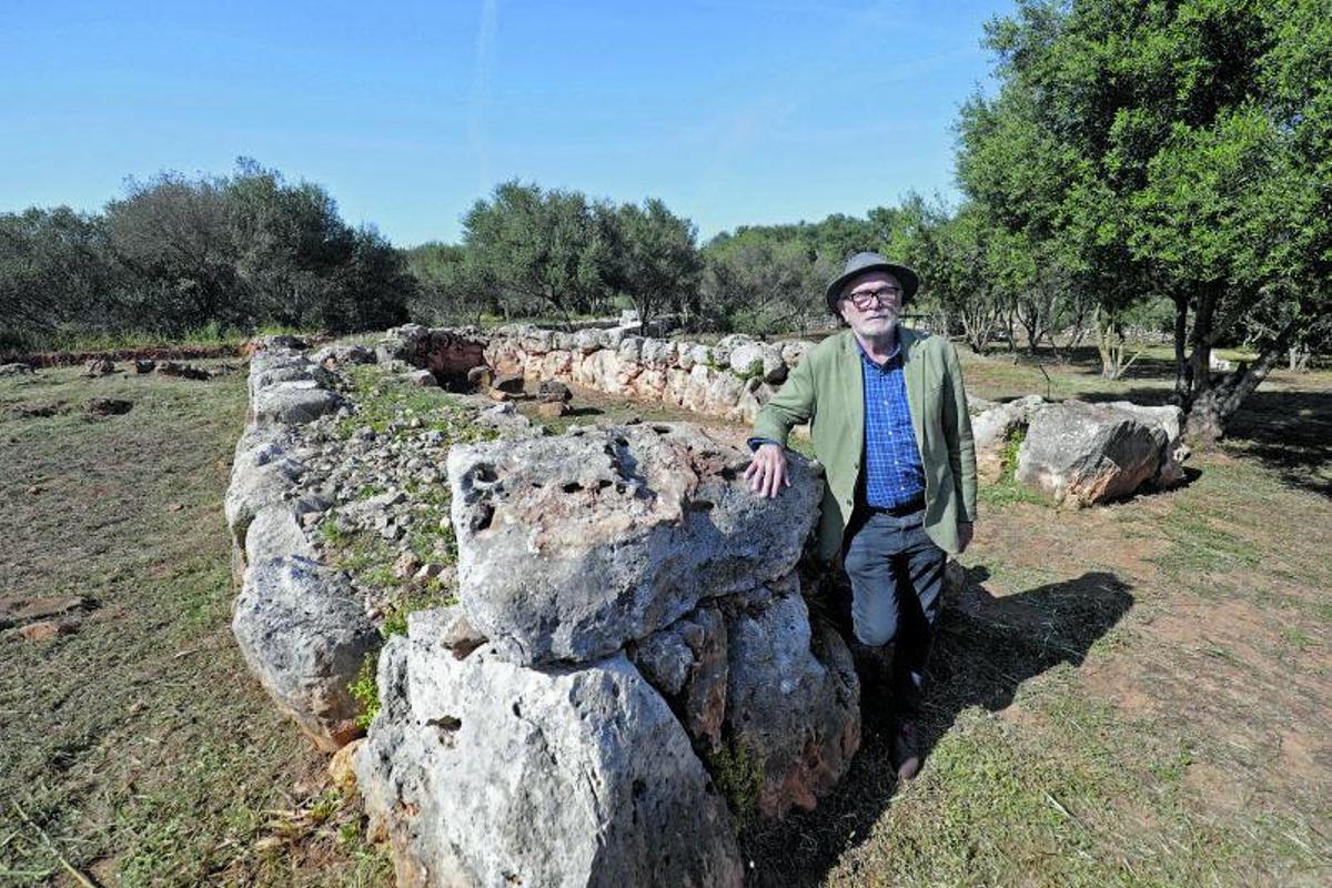 Eudald Carbonell, en el yacimiento Els Clossos de Can Gaià,en Felanitx. |  MANU MIELNIEZUK