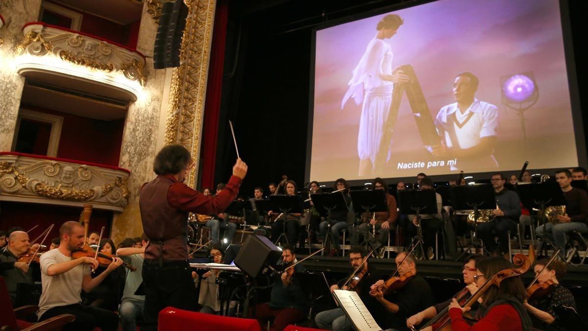 Un momento de 'Singing in the rain' con orquesta en directo en el Tívoli.