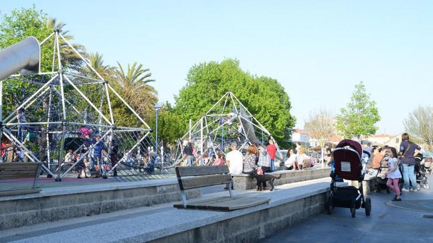 Parque infantil de O Sinal, que se propone bautizar como &quot;Pediatra Pereiro Francés&quot;.   | // G.NÚÑEZ