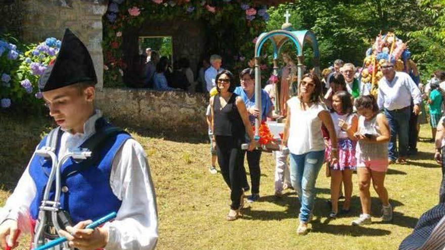 Un momento de la procesión de los Remedios en La Roza.