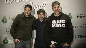 Jose y David Muñoz, con Jordi Évole, el del medio de los Estopa, en la premiere de ’David, Jose y Jordi’, en Barcelona.