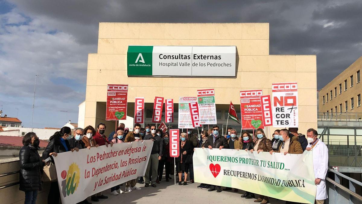 Concentración ante las puertas del hospital Valle de Los Pedroches.